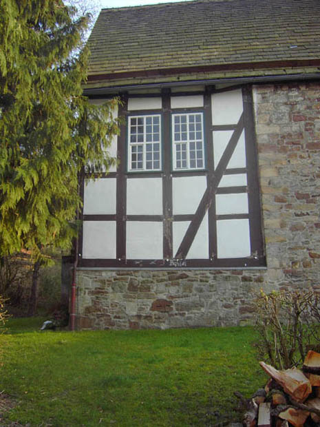 Der 1588 errichtete Fachwerkanbau der Kirche